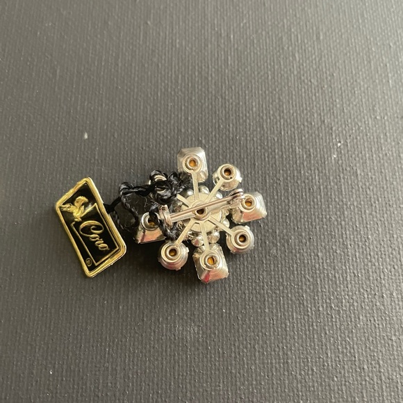 Vintage 1940s Coro silver tone brooch/Pin with Rhinestones - Picture 2 of 3